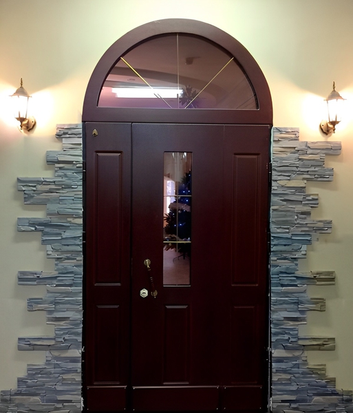 Полуторная дверь МДФ с остеклением и арочной вставкой Полуторная дверь МДФ с остеклением и арочной вставкой