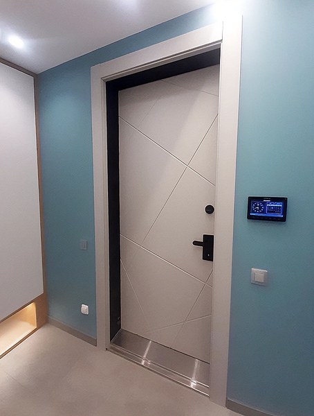 Дверь с нержавеющим порогом Дверь с нержавеющим порогом