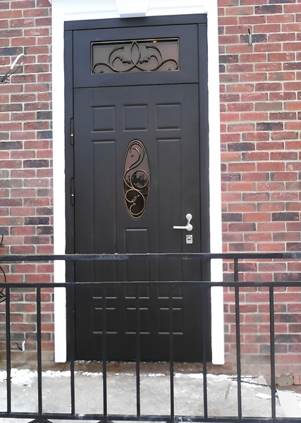 Дверь с отделкой МДФ, со стеклопакетом и решеткой Дверь с отделкой МДФ, со стеклопакетом и решеткой