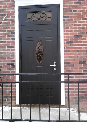 Дверь с отделкой МДФ, со стеклопакетом и решеткой Дверь с отделкой МДФ, со стеклопакетом и решеткой