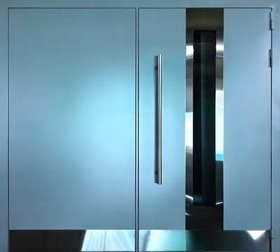 Нестандартная подъездная дверь со стеклом и отбойником Нестандартная подъездная дверь со стеклом и отбойником