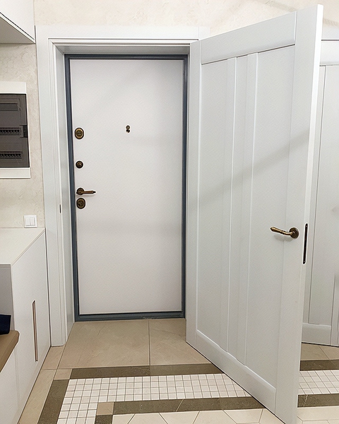 Окрашенная в белый цвет панель Окрашенная в белый цвет панель