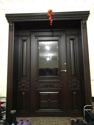 Парадная дверь с отделкой из массива дерева с карнизом Парадная дверь с отделкой из массива дерева с карнизом