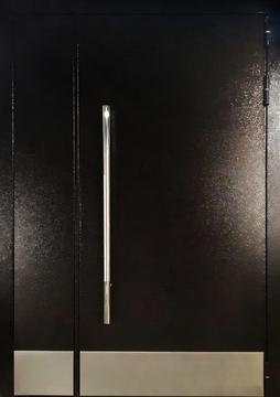 Подъездная дверь с ручкой-рейлингом и отбойником Подъездная дверь с ручкой-рейлингом и отбойником