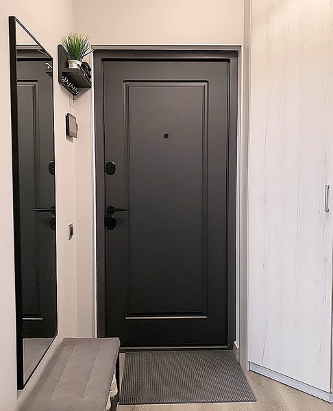 Серая квартирная дверь Серая квартирная дверь